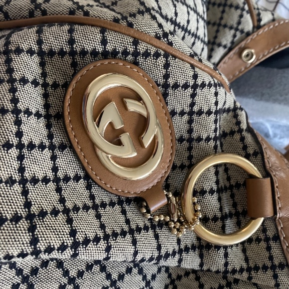 Gucci handbag, authentic, comes with Gucci authenticity card.. Perfect condition - Picture 6 of 9